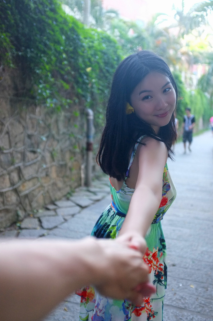 商務(wù)旅行社戴帽子的女